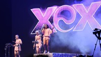 Sampai-sampai, Jokowi begitu menikmati aksi dari Charli XCX, meski bukan mengusung musik metal. Foto: Hanif Hawari/detikHOT