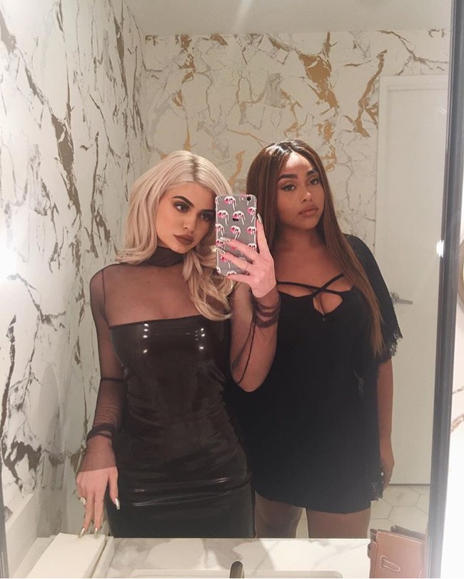 Best friend forever! Bintang reality show Life of Kylie ini saat selfie bersama sahabat karibnya, model Jordyn Woods. Foto: Instagram