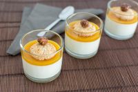 Puding dengan saus mangga.