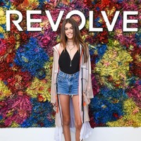 Gaya Kaia Gerber ini cocok banget untuk anak muda. Tinggal padukan tank top, denim short dan boots, kamu siap tampil keren di WTF. Bahkan jas hujan milik Kaia buat paduan simple ini jadi lebih mencuri perhatian.