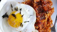 Foto: IstimewaPunya sisa nagi goreng kimchi atau nasi goreng terasi bisa jadi isian waflle,  Saat dipres, nasi menyatu dan lengket jadi satu. Nikmati dengan terlur mata sapi. Sedap!