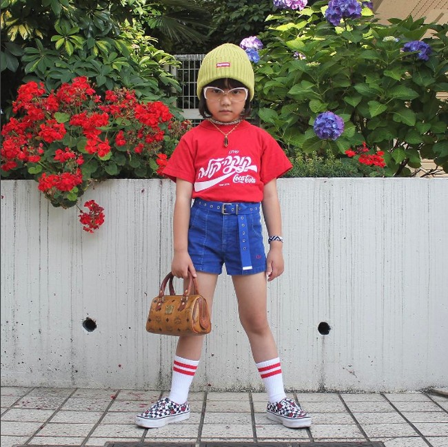 Meskipun masih kecil, lemarinya juga diisi barang-barang keluaran desainer mulai dari Comme de Garcons, Supreme, Versace, Gucci sampai tas dari Chanel. Foto: Dok. Instagram/coco_pinkprincess