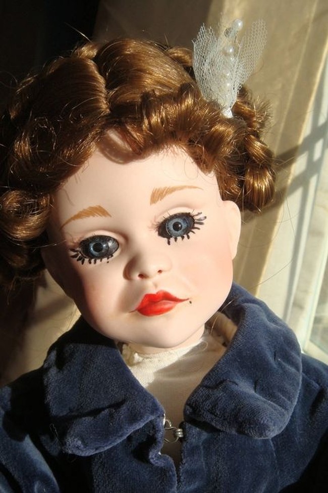 Boneka vintage memang kadang menyeramkan. Apalagi jika ditaruh di pojok ruangan tanpa penerangan. Foto: ist