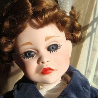 Boneka vintage memang kadang menyeramkan. Apalagi jika ditaruh di pojok ruangan tanpa penerangan. Foto: ist