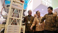 Menteri Perindustrian Airlangga Hartarto meninjau booth PT Astra Otoparts Tbk. (Astra Otoparts).