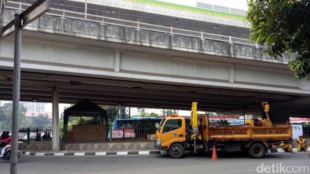 Ada Tiang Nyaris Roboh di Kolong Flyover Mampang
