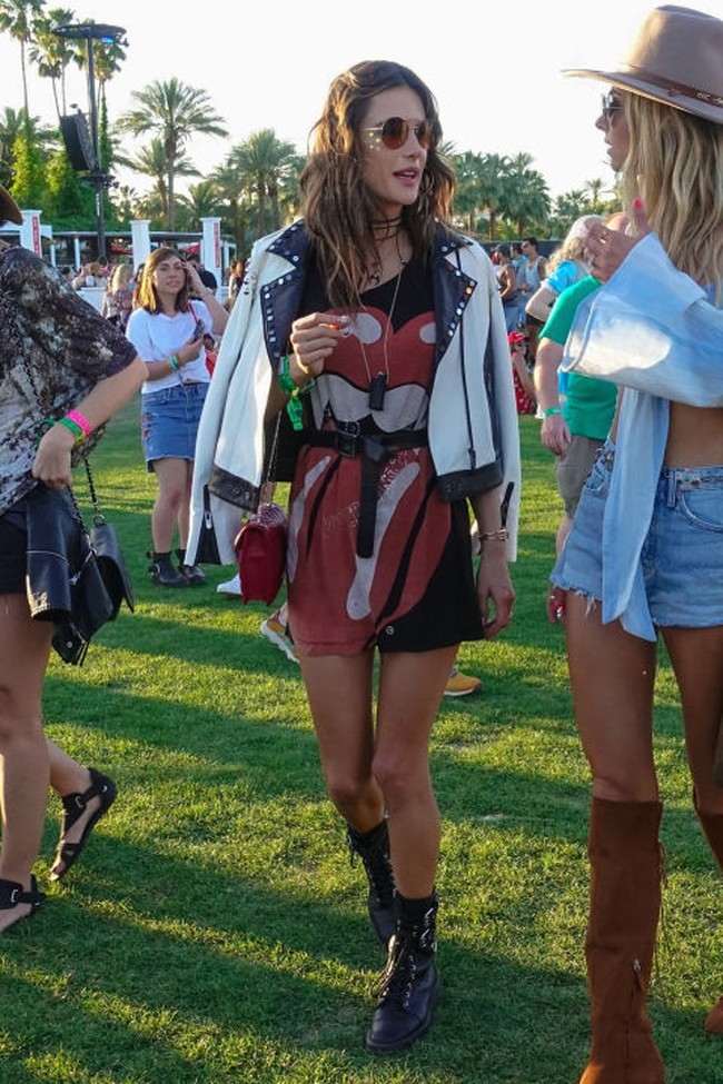 Pinjam T-shirt band kakak pria atau pasangan kamu yang kebesaran dan pakai sebagai dress ala Alessandra Ambrosio.