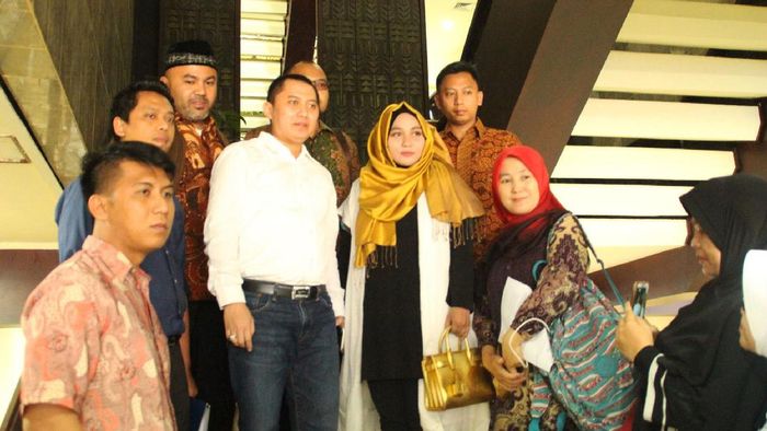 Bos First Travel Andika Surachman (baju putih) dan Anniesa Desvitasari Hasibuan (jilbab coklat). Foto: dok fb first travel Bos First Travel Andika Surachman (baju putih) dan Anniesa Desvitasari Hasibuan (jilbab coklat). Foto: dok fb first travel