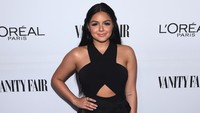 Apalagi pada tahun ini ia tampak menghitamkan kulitnya hingga terlihat lebih eksotis. Emma McIntyre/Getty Images for Vanity Fair.