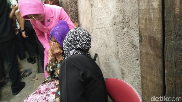 Tangis Bahagia Nenek Asminah Lihat Rumahnya Dibedah