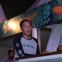 Kaus Jokowi ini keluaran label streetwear lokal bernama Monstore. Kaus yang dipakai Jokowi adalah T-shirt edisi terbatas kolaborasi Monstore dengan We The Fest. Foto: Hanif Hawari/detikHOT