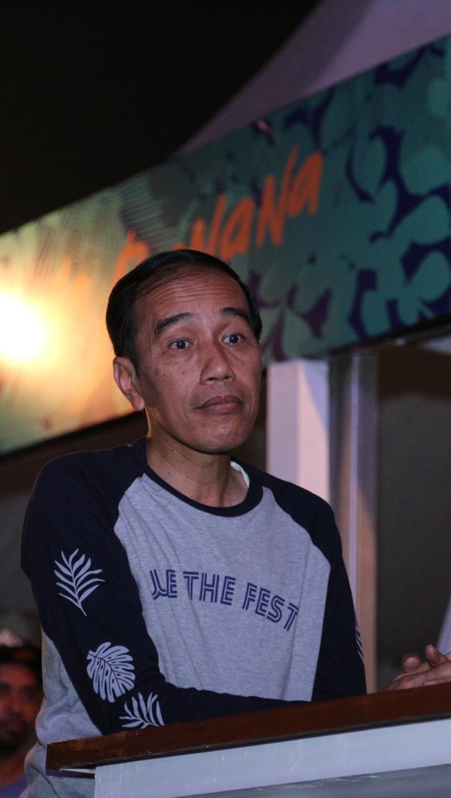 Kaus Jokowi ini keluaran label streetwear lokal bernama Monstore. Kaus yang dipakai Jokowi adalah T-shirt edisi terbatas kolaborasi Monstore dengan We The Fest. Foto: Hanif Hawari/detikHOT