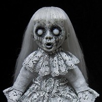 Cecilia adalah boneka hantu yang didesain oleh seniman Shain Erin. Boneka tersebut tampak seperti gabungan zombie, hantu, mumi, tengkorak, sera monster. Foto: ist