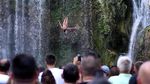 Foto: Olahraga Ekstrem, Loncat dari Atas Air Terjun