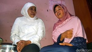 Mensos Khofifah Datangi Rumah Keluarga SR yang Tewas di Sekolah