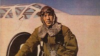 Seorang pilot dari angkatan udara Jepang nampak berpose di depan kamera. Istimewa/Pinterest.