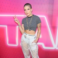 Punya perut rata yang ingin kamu pamerkan? Pakai T-shirt kamu ala Halsey dan buat statement dengan memilih celana yang unik. Jika tidak punya celana transparan ini, pakai ripped jeans juga bisa membuatmu kelihatan keren.