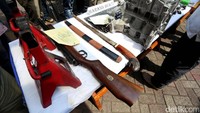 Barang bukti yang diamankan di antaranya senjata tajam dan blok mesin.