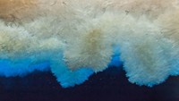Warna menakjubkan ini berada di bawah permukaan lautan es. Bagian bawah permukaan ditutupi kristal es bergerigi, yang disebut es platelet. Warna yang cantik bukan? (Ben Adkison/CNN Travel)