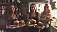 Hot Buns, kedai burger di Kopenhagen, Denmark beda dari yang lain. Pelayan burger di sana adalah para wanita seksi yang memakai tanktop ketat dan hotpants. Waduh (Hot Buns/Facebook)