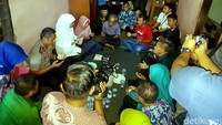Khofifah yang datang didampingi Kapolres Sukabumi AKBP M Syahduddi dan Kepala Dinas Pendidikan Kabupaten Sukabumi Maman Abdurahman ditemui Ijah (40) ibunda korban, Apud (60) ayah tiri korban dan Abdulrohim kakak tiri.