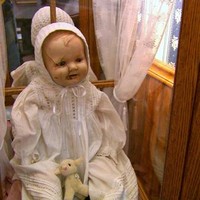 Maudy adalah nama boneka yang kini disimpan museum. Maudy memang tidak diinginkan di rumah pemiliknya karena banyak kejadian mistis muncul di sekitar boneka itu. Kini banyak orang melihat jika mata Mandy sering bergerak. Foto: ist