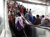 Eskalator Stasiun Tanah Abang, sisi kanan untuk buru-buru / 