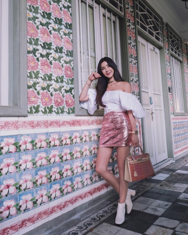 Tas Hermes pertama Jamie Chua adalah Hermes Birkin berwarna biru dengan jahitan putih, yang bernilai lebih dari 17.000 pounds atau Rp 295 jutaan.