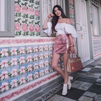 Tas Hermes pertama Jamie Chua adalah Hermes Birkin berwarna biru dengan jahitan putih, yang bernilai lebih dari 17.000 pounds atau Rp 295 jutaan.