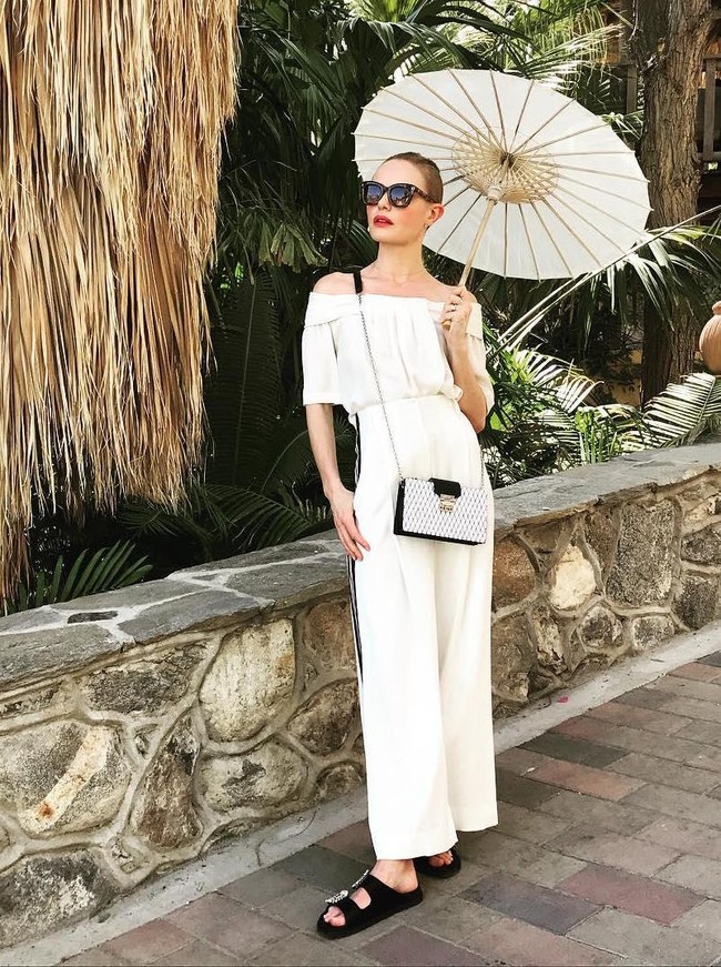 Pakai jumpsuit ala Kate Bosworth agar tetap tampil stylish dan elegan saat datang ke WTF. Namun agar tak terkesan terlalu formal, ganti high heels pakai sandal atau sneakers.