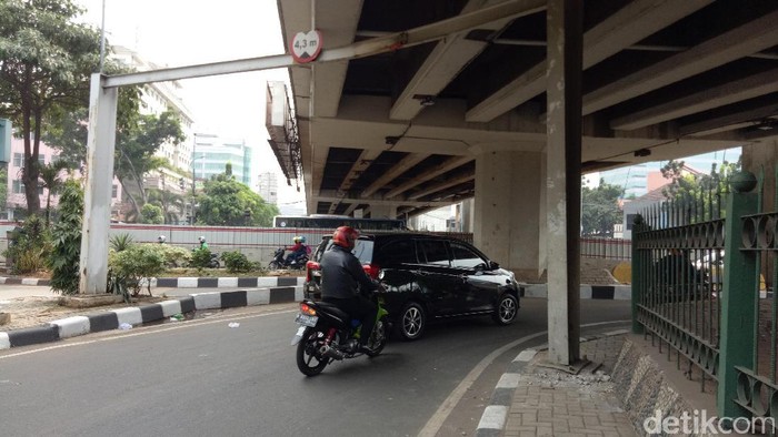 Ada Tiang Nyaris Roboh di Kolong Flyover Mampang