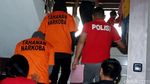 Foto: Kenakan Baju Tahanan, Ello Dibawa ke Sel