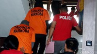 Polisi kemudian melakukan penangkapan di Griya Kecapi, Jagakarsa. Ello ditetapkan sebagai tersangka bersama DM.