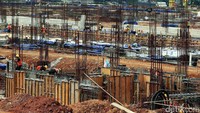 Para pekerja membangun tiang pancang Depo MRT Lebak Bulus.