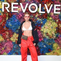 Tak takut pakai baju seksi? Coba atasan bikini atau bralet dengan celana yang nyaman dan juga tas pinggang ala Sofia Richie. Warna lensa kacamata yang matching dengan celananya juga keren, loh.  