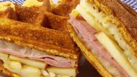 Foto: IstimewaLembaran keju natural atau smoked cheddar bisa jadi isian waffle. Tambahkan irisan smoked beef atau ham, kemudian tangkup jadi satu. Nyam!