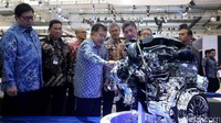 JK melihat mesin mobil Isuzu.