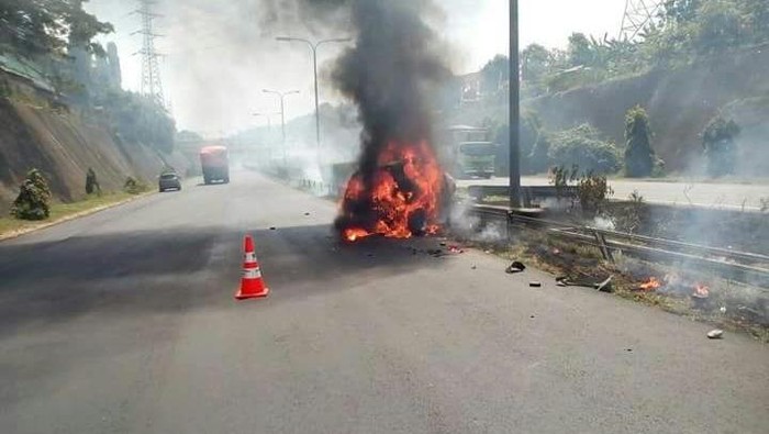 Mobil Terbakar di Tol Tangerang-Merak, Pengendara Kabur