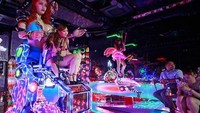 Kemudian ada Kabukicho Robot Restaurant atau lebih dikenal dengan nama Robot Restaurant di Tokyo, adalah restoran menarik perhatian turis dan hanya yang berusia 18 tahun ke atas yang boleh masuk (Foto di vis Kabukicho Robot Restaurant) (Reuters)