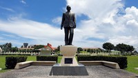 Patung pahlawan Guam, Ricardo Bordallo berdiri tegak di komplek kantor gubernur Guam. REUTERS/Erik De Castro.