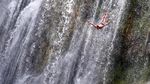Foto: Olahraga Ekstrem, Loncat dari Atas Air Terjun