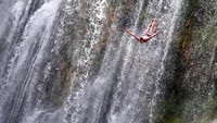 Para atlet ini bertaruh nyawa dalam setiap lompatannya. Ajang ini dilaksanakan pada Sabtu (5/8/2017) lalu (Dado Ruvic/Reuters)