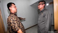 Niko Panji Tirtayasa (kiri) memberikan penjelasan kepada Agun Gunandjar Sudarsa (kanan).