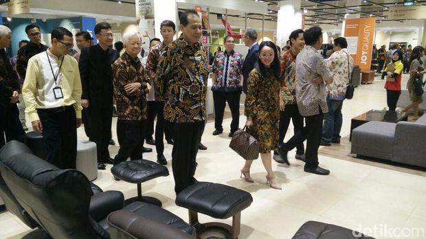 Chairman CT Corp Chairul Tanjung berkeliling gerai Index