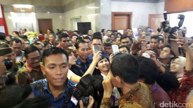 Keliling Pameran Perumahan, Jokowi Jadi Sasaran <i>Selfie</i>