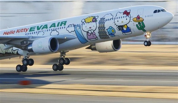 EVA Air pun tak mau kalah. Selalu berinovasi dengan tema pesawat yang menggemaskan, EVA Air juga menjunjung tinggi dedikasi keamanan saat terbang. (reuters) EVA Air pun tak mau kalah. Selalu berinovasi dengan tema pesawat yang menggemaskan, EVA Air juga menjunjung tinggi dedikasi keamanan saat terbang. (reuters)