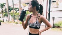 Belakangan lewat Insta Storynya, Szheila malah tampak bermesraan dengan pesepakbola banyak kasus, Diego Michiels. Foto: Instagram @szheerose