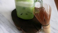 Agar foam latte kokoh, Daphne menggunakan susu kedelai. Ia lalu membuat bentuk 3D menggunakan sendok dan lidi. Salah satunya anjing shiba inu ini.  