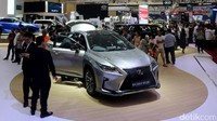 Suasana booth Lexus ramai pengunjung.