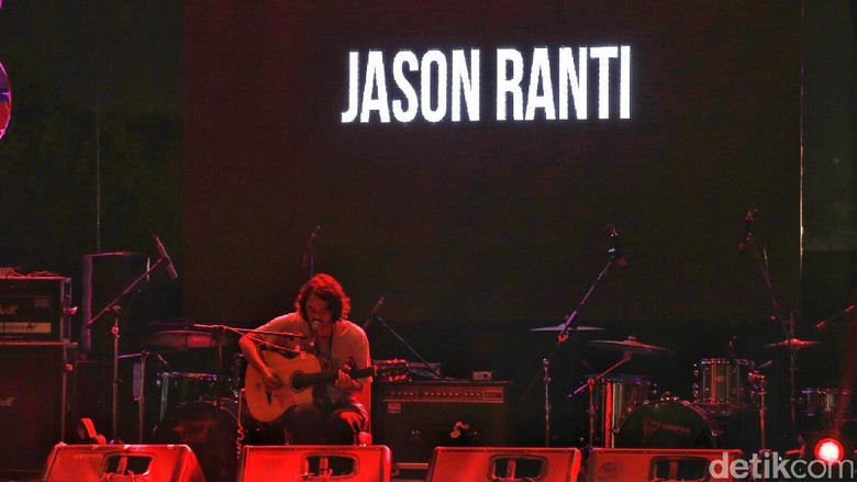 Jason Ranti Tampil Intim dan Jenaka di Panggung We The Fest 2017 Jason Ranti Tampil Intim dan Jenaka di Panggung We The Fest 2017